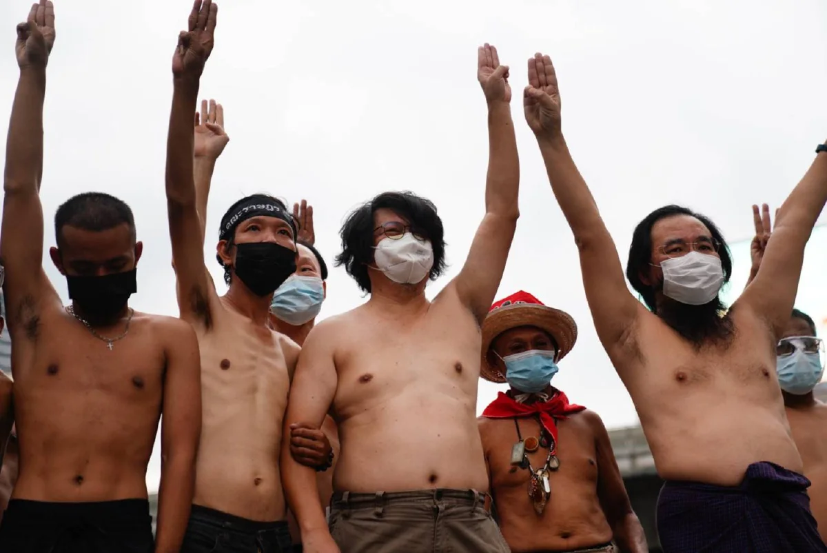 ม็อบอโศกปราศรัยกลางฝน "บก.ลายจุด"ถอดเสื้อไล่ประยุทธ์