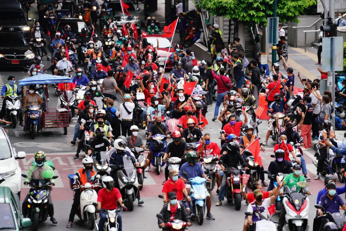 ม็อบอโศกปราศรัยกลางฝน "บก.ลายจุด"ถอดเสื้อไล่ประยุทธ์