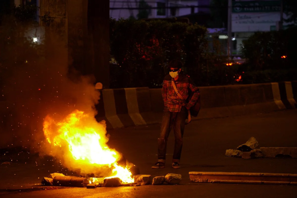 ตร.ปิดถนนหัวท้าย รวบกลุ่มทะลุแก๊สหน้ากรมดุริยางค์ทหารบกหลายราย