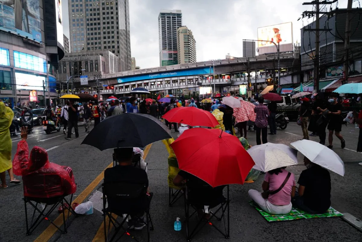 ม็อบอโศกปราศรัยกลางฝน "บก.ลายจุด"ถอดเสื้อไล่ประยุทธ์