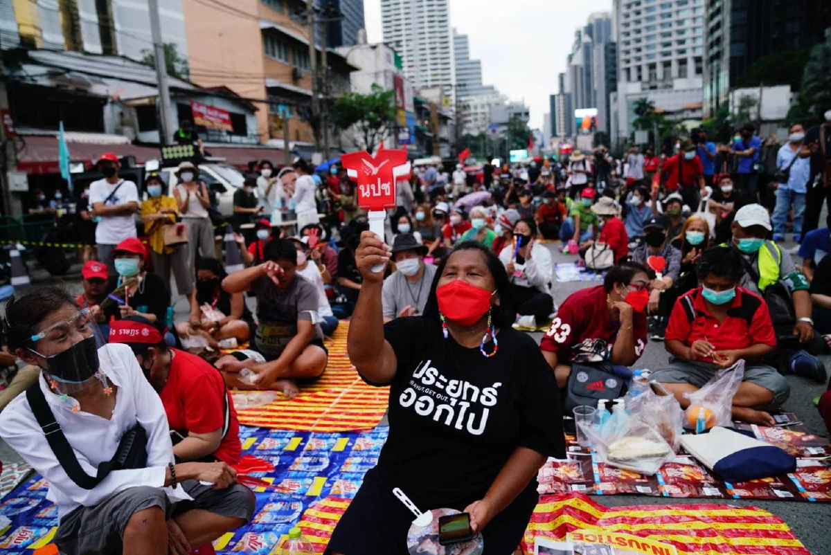 ม็อบอโศกปราศรัยกลางฝน "บก.ลายจุด"ถอดเสื้อไล่ประยุทธ์