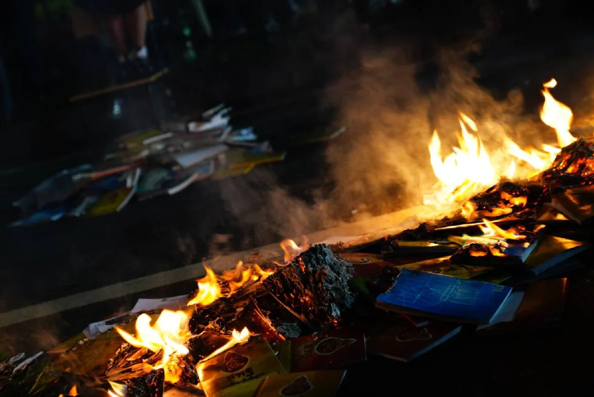 กลุ่มนร.เลวเผาหนังสือสะท้อนการศึกษาไทยล้มเหลว