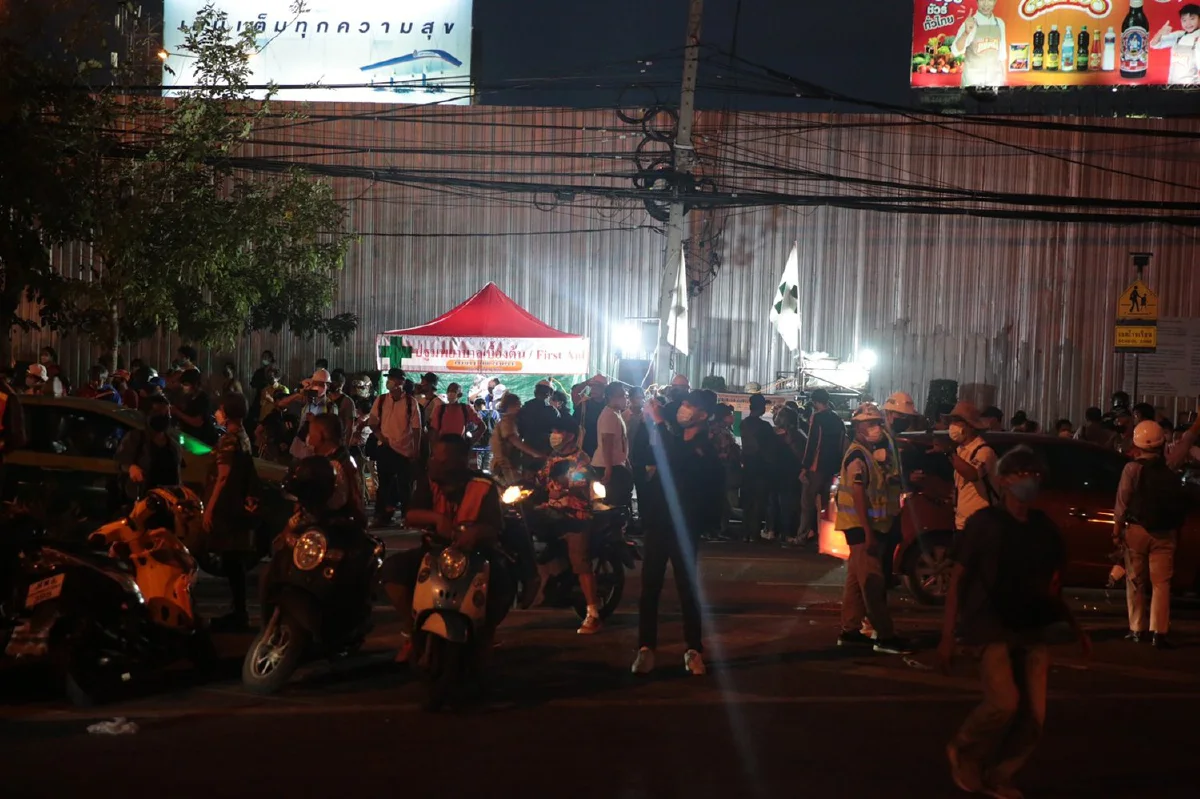 ม็อบดินแดงรวมตัวดูท่าทีคฝ. หลังถูกบุกจับช่วงเย็น