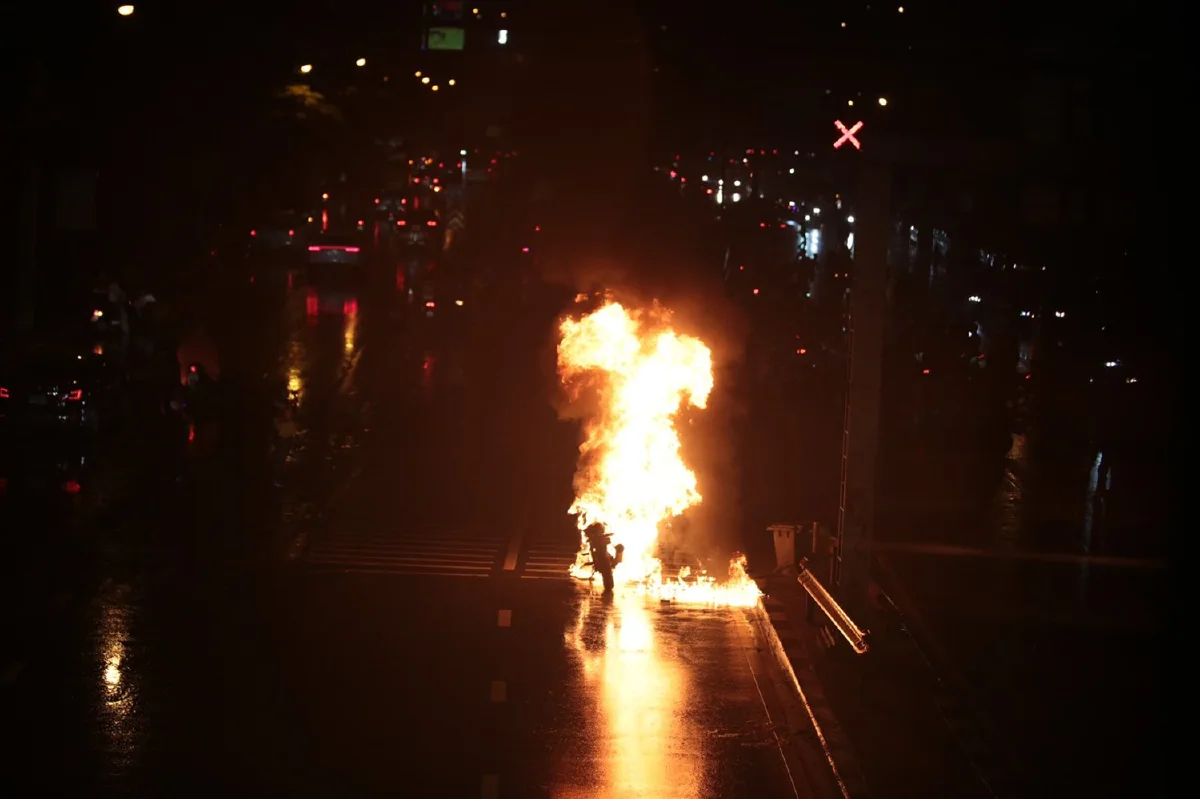 ม็อบทะลุแก๊สปิดถนนดินแดงมุ่งหน้าอนุสาวรีย์ชัยฯ อ้างสกัดตำรวจ