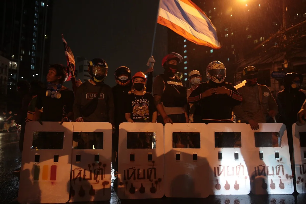 ม็อบทะลุแก๊สปิดถนนดินแดงมุ่งหน้าอนุสาวรีย์ชัยฯ อ้างสกัดตำรวจ