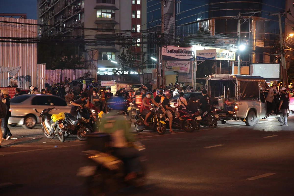 ม็อบดินแดงรวมตัวดูท่าทีคฝ. หลังถูกบุกจับช่วงเย็น