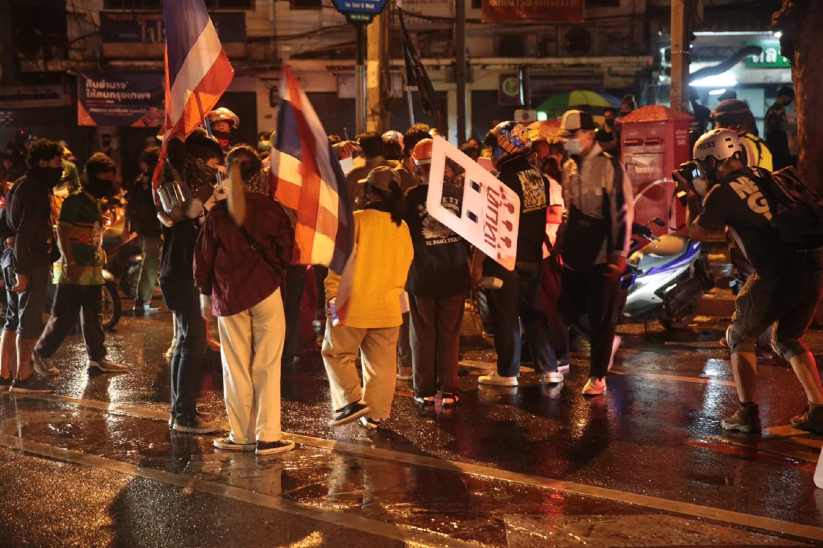 ม็อบทะลุแก๊สปิดถนนดินแดงมุ่งหน้าอนุสาวรีย์ชัยฯ อ้างสกัดตำรวจ