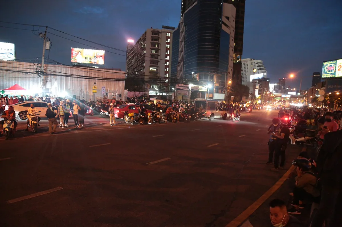 ม็อบดินแดงรวมตัวดูท่าทีคฝ. หลังถูกบุกจับช่วงเย็น