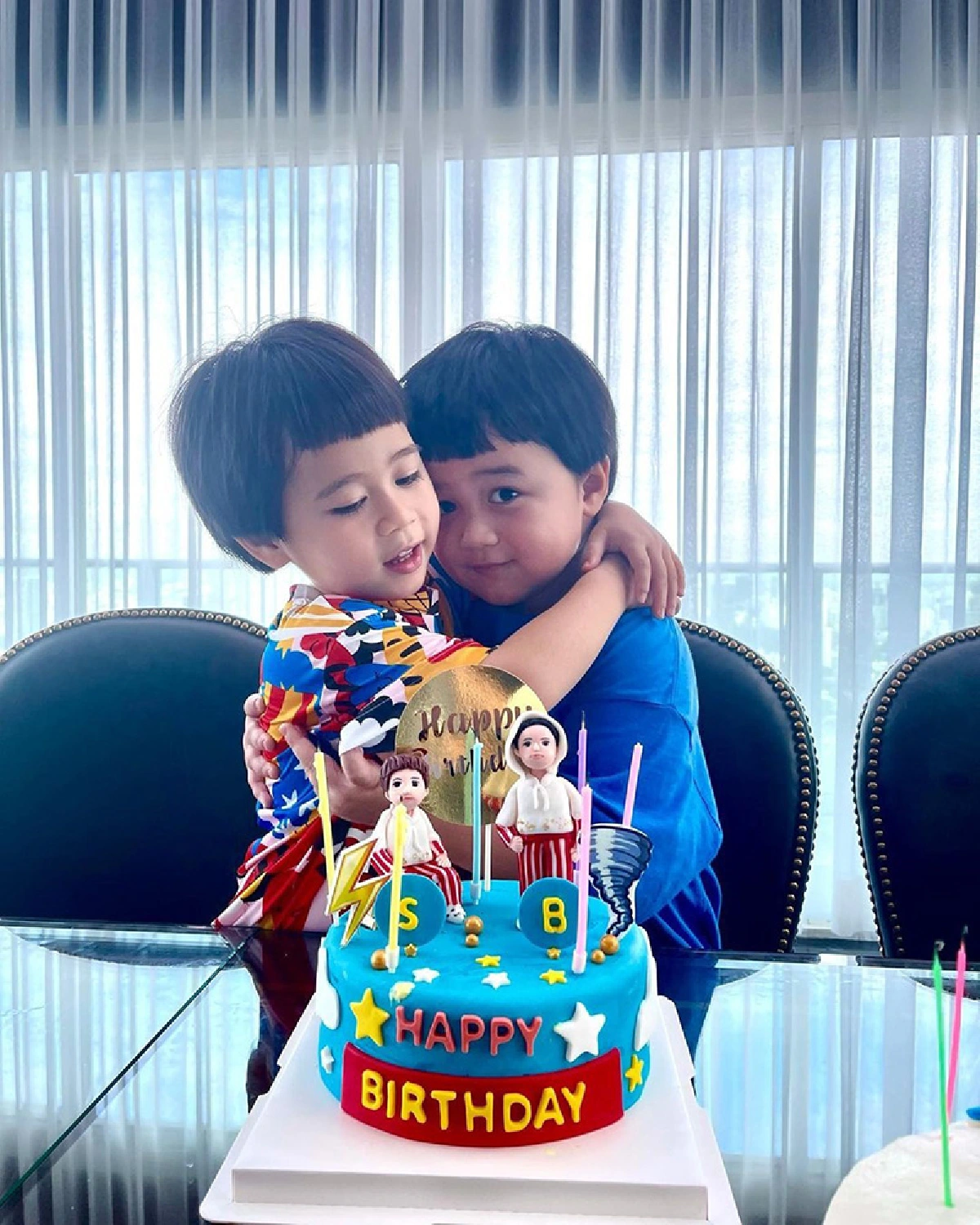 "สายฟ้า-พายุ" กอดกันกลมรับวันเกิดวัย 4 ขวบ พร้อมจัดปาร์ตี้อบอุ่นที่บ้าน