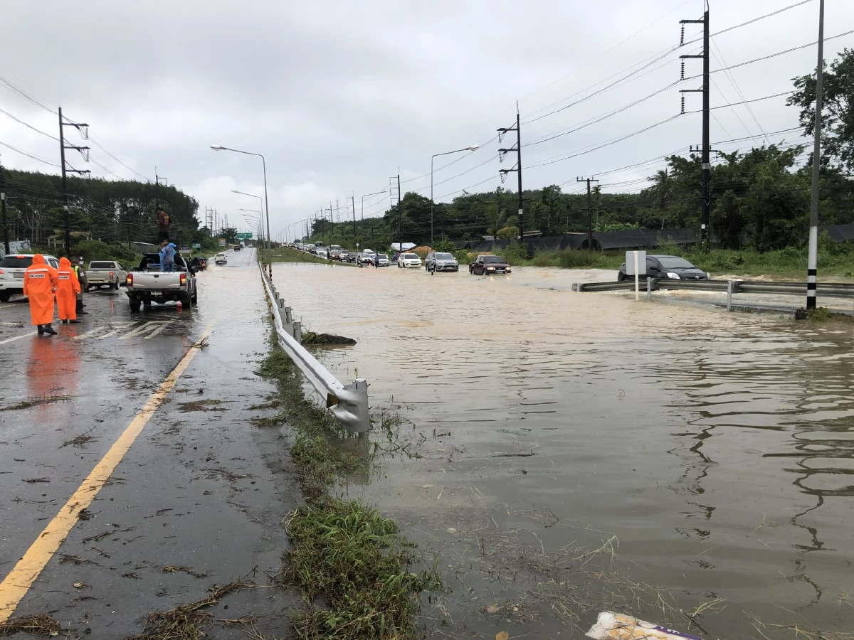 ระทึก!ฝนถล่มตราดนานหลายชั่วโมงถนนสุขุมวิทน้ำท่วมสูง