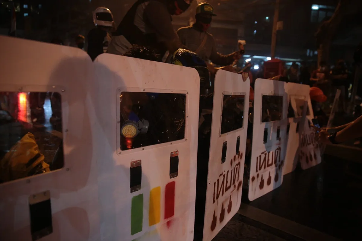 ม็อบทะลุแก๊สปิดถนนดินแดงมุ่งหน้าอนุสาวรีย์ชัยฯ อ้างสกัดตำรวจ