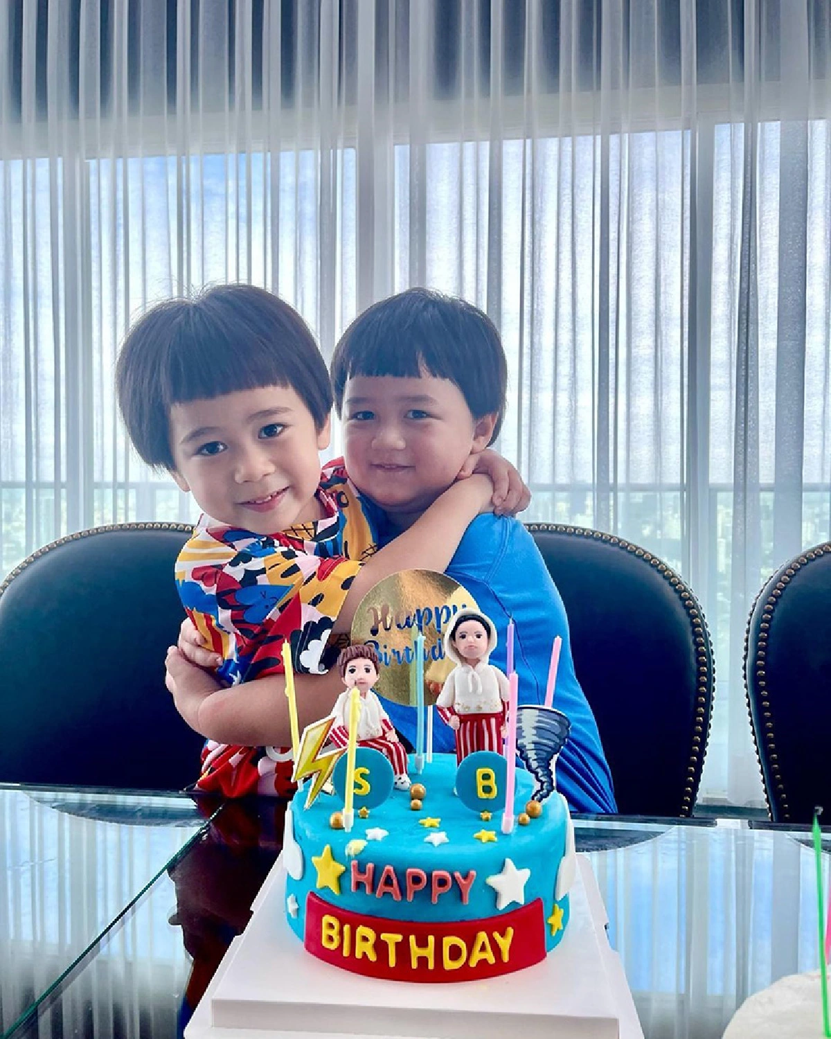 "สายฟ้า-พายุ" กอดกันกลมรับวันเกิดวัย 4 ขวบ พร้อมจัดปาร์ตี้อบอุ่นที่บ้าน