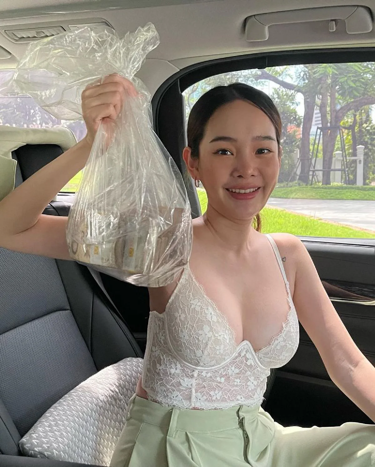 “กวินท์” จัดเต็มวันเกิด “ปุ้มปุ้ย” ซื้อโฆษณาจอ LED ใหญ่ยักษ์ พร้อมเงินอีก 1 ถุง