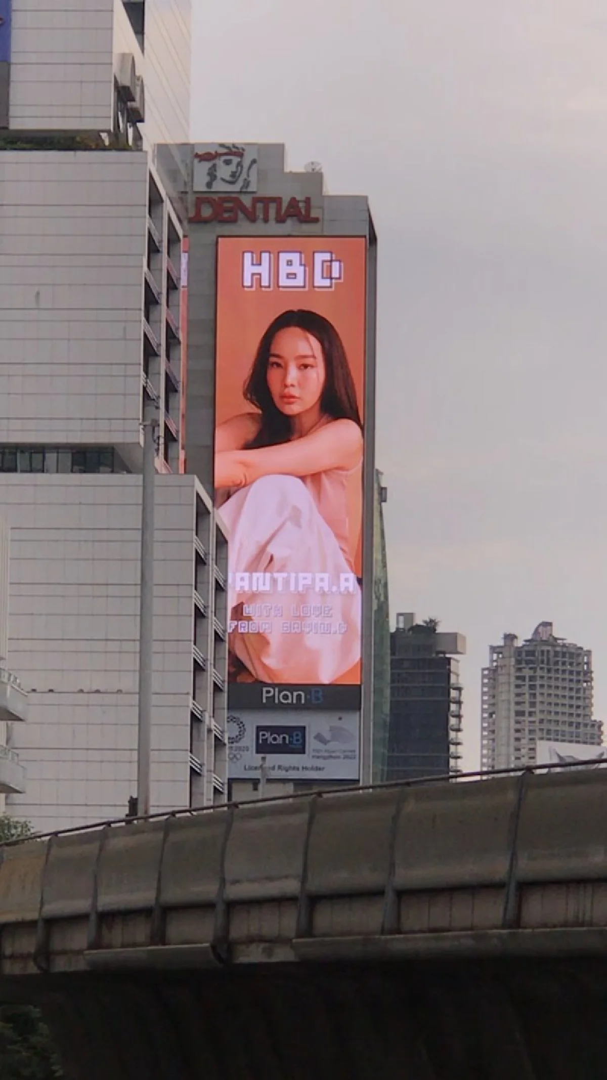 “กวินท์” จัดเต็มวันเกิด “ปุ้มปุ้ย” ซื้อโฆษณาจอ LED ใหญ่ยักษ์ พร้อมเงินอีก 1 ถุง