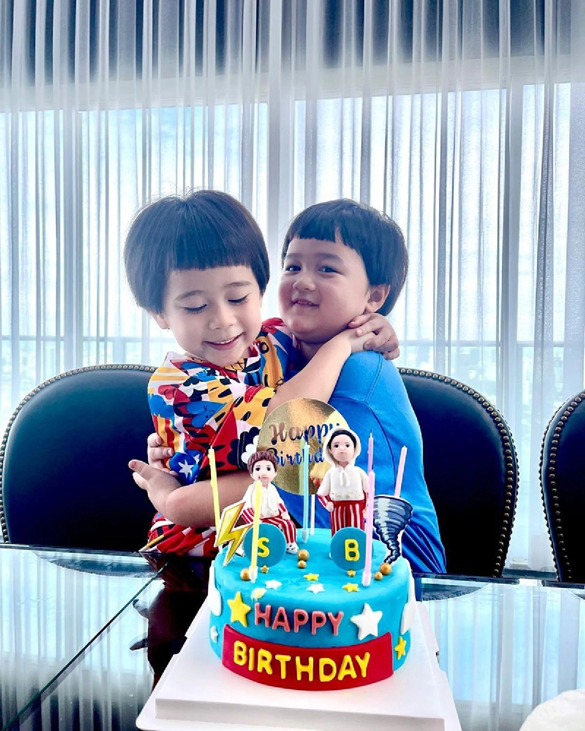 "สายฟ้า-พายุ" กอดกันกลมรับวันเกิดวัย 4 ขวบ พร้อมจัดปาร์ตี้อบอุ่นที่บ้าน