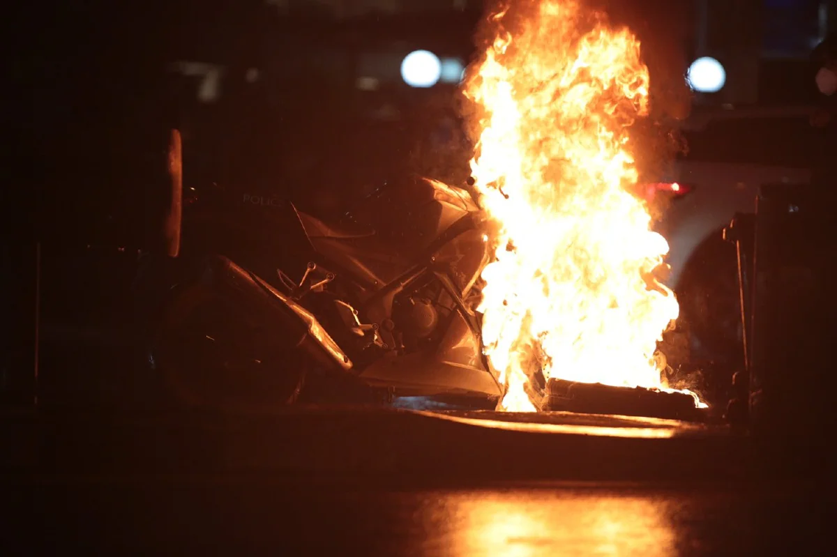 ม็อบทะลุแก๊สปิดถนนดินแดงมุ่งหน้าอนุสาวรีย์ชัยฯ อ้างสกัดตำรวจ