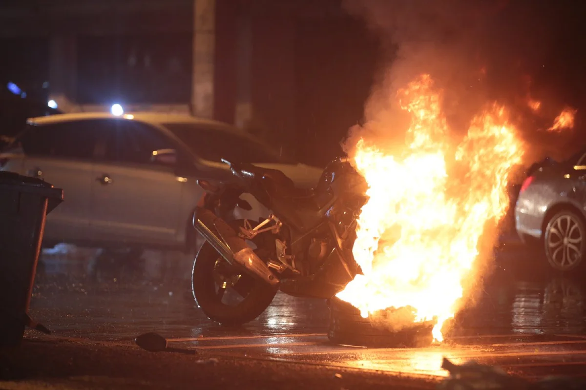 ม็อบทะลุแก๊สปิดถนนดินแดงมุ่งหน้าอนุสาวรีย์ชัยฯ อ้างสกัดตำรวจ