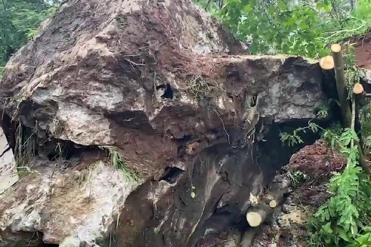 ฝนกระหน่ำเซาะหินภูเขาถล่มทับศูนย์พักคอยและรพ.สนามโควิด
