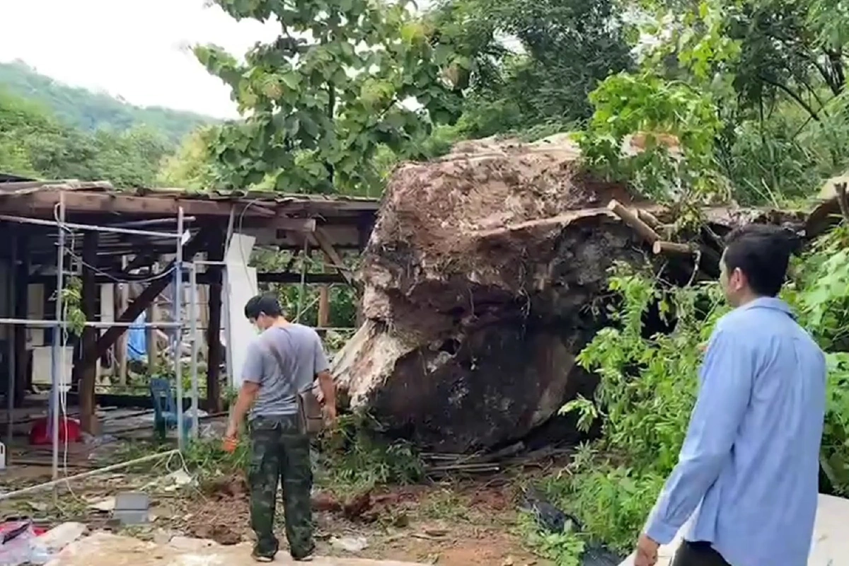 ฝนกระหน่ำเซาะหินภูเขาถล่มทับศูนย์พักคอยและรพ.สนามโควิด