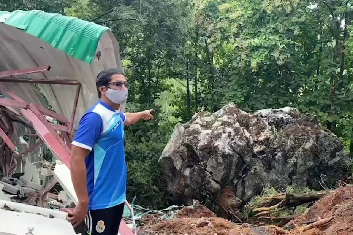 ฝนกระหน่ำเซาะหินภูเขาถล่มทับศูนย์พักคอยและรพ.สนามโควิด