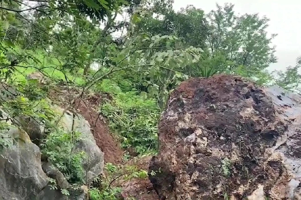 ฝนกระหน่ำเซาะหินภูเขาถล่มทับศูนย์พักคอยและรพ.สนามโควิด