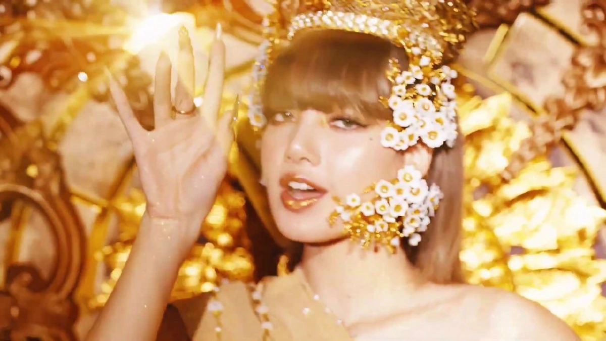  “ลิซ่า BLACKPINK” สวมชุดไทยแบรนด์ดังจากผ้าไหมลำพูน ในเอ็มวีโซโล่เพลงแรก