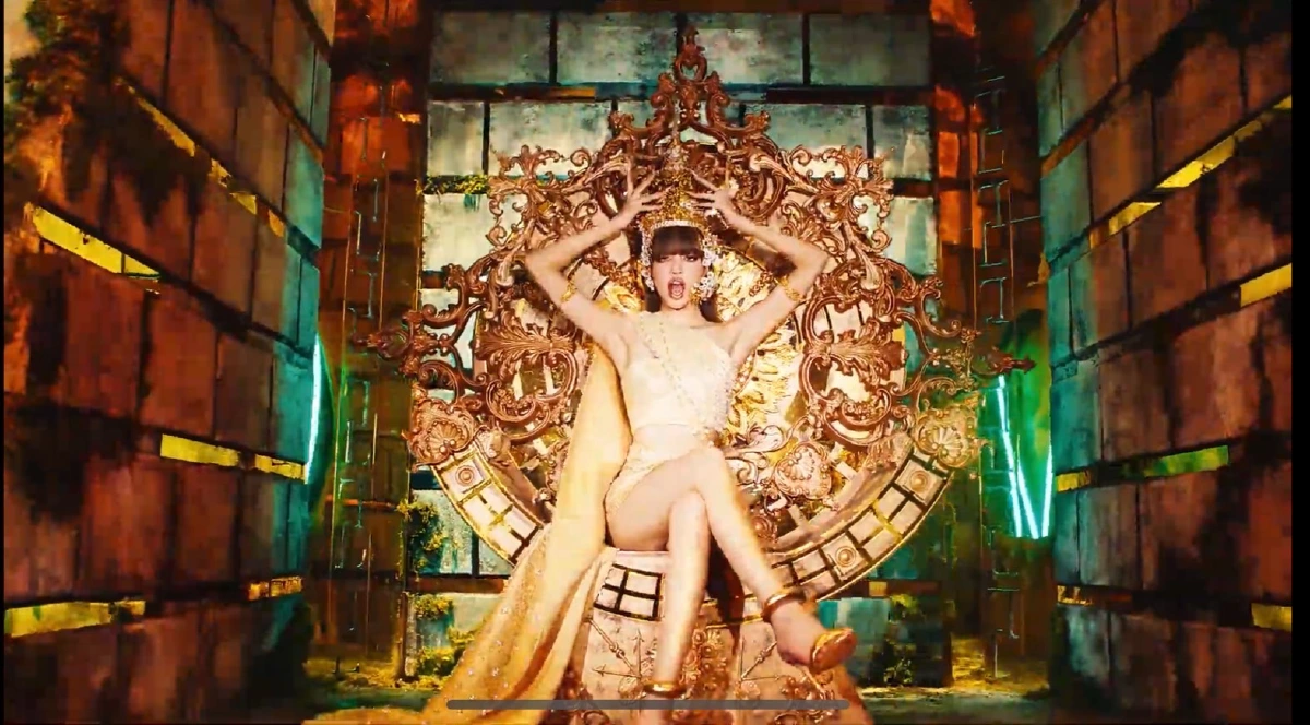  “ลิซ่า BLACKPINK” สวมชุดไทยแบรนด์ดังจากผ้าไหมลำพูน ในเอ็มวีโซโล่เพลงแรก