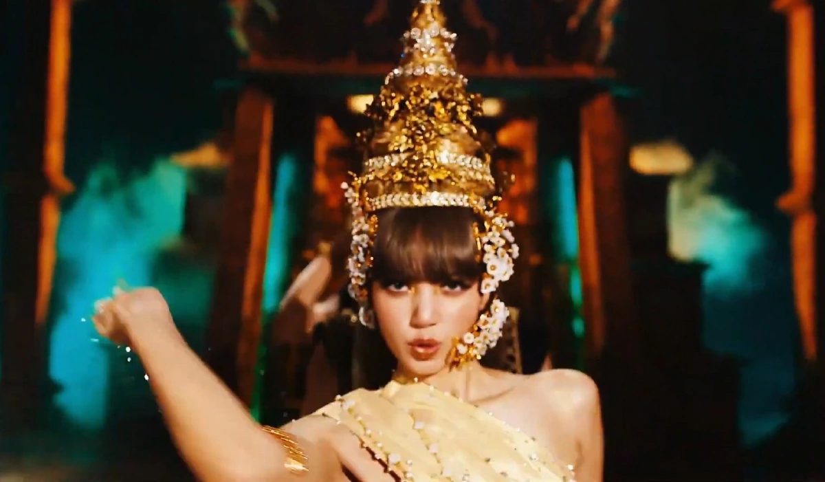  “ลิซ่า BLACKPINK” สวมชุดไทยแบรนด์ดังจากผ้าไหมลำพูน ในเอ็มวีโซโล่เพลงแรก