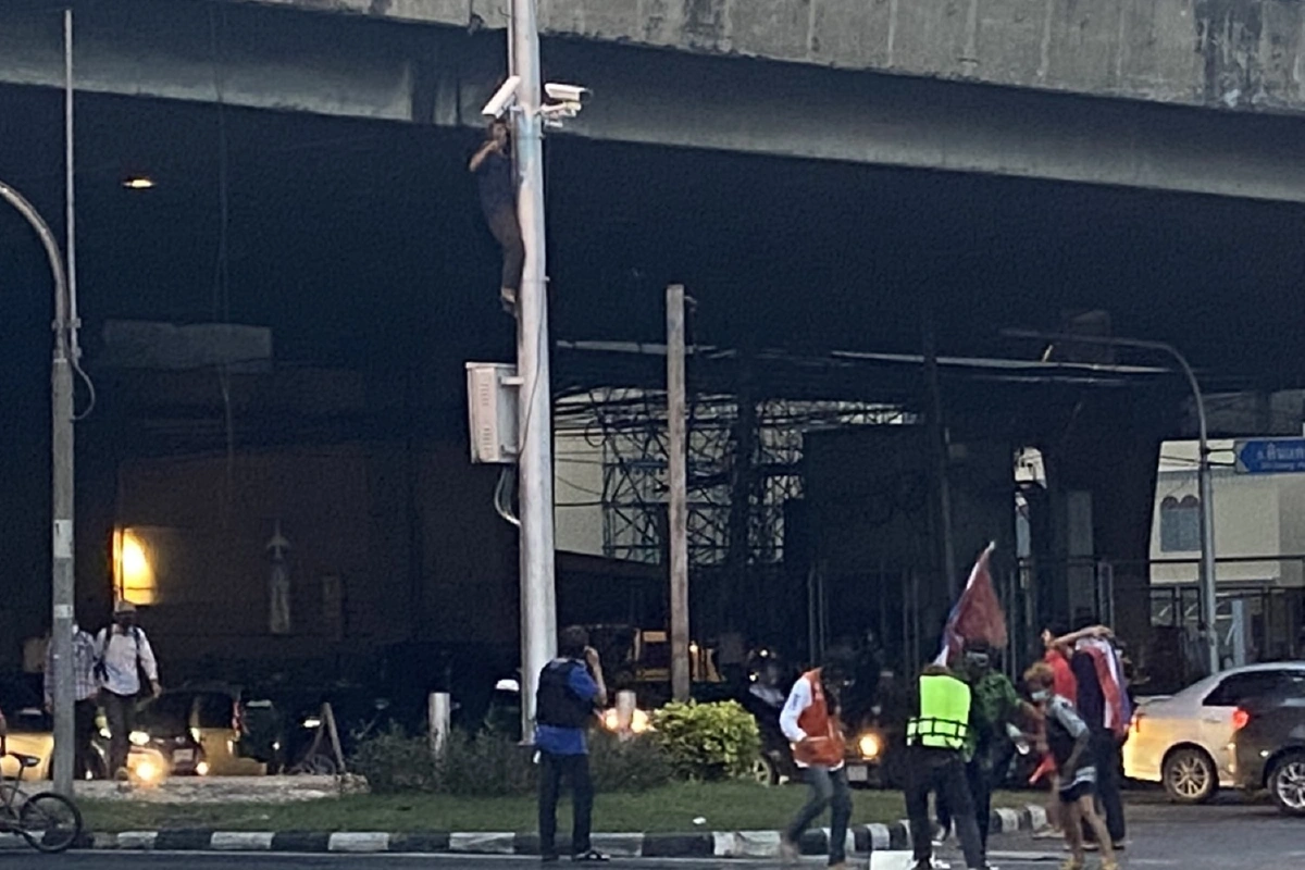 กลุ่มทะลุแก๊สทำลายกล้องวงจรปิดสามเหลี่ยมดินแดง