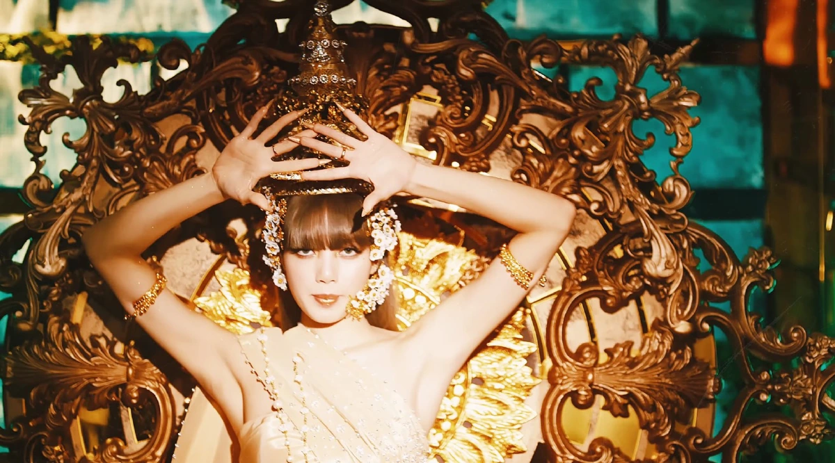  “ลิซ่า BLACKPINK” สวมชุดไทยแบรนด์ดังจากผ้าไหมลำพูน ในเอ็มวีโซโล่เพลงแรก