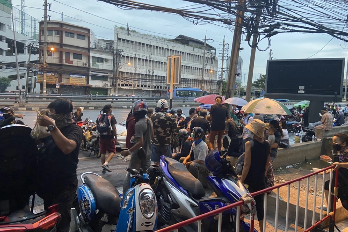 กลุ่มทะลุแก๊สทำลายกล้องวงจรปิดสามเหลี่ยมดินแดง