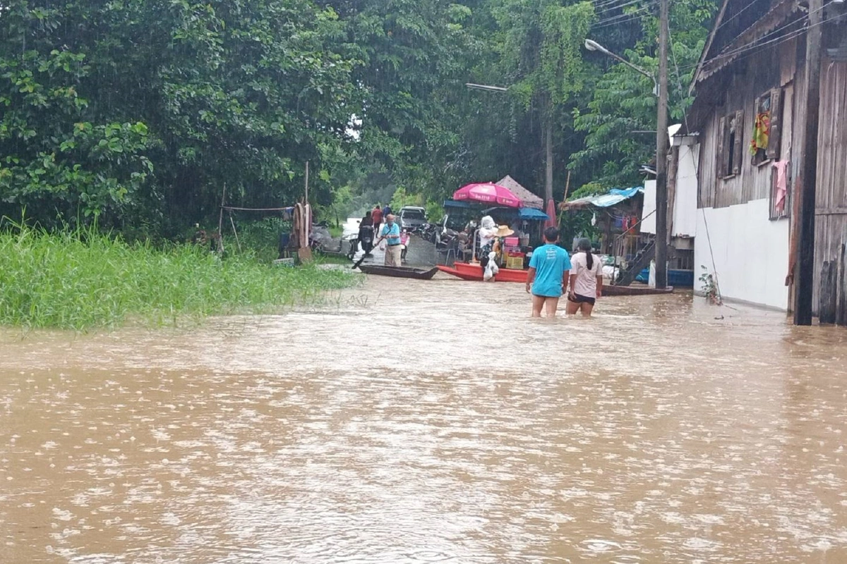 กบินทร์บุรีอ่วมน้ำท่วมตลาด100ปีต้องใช้เรือสัญจร