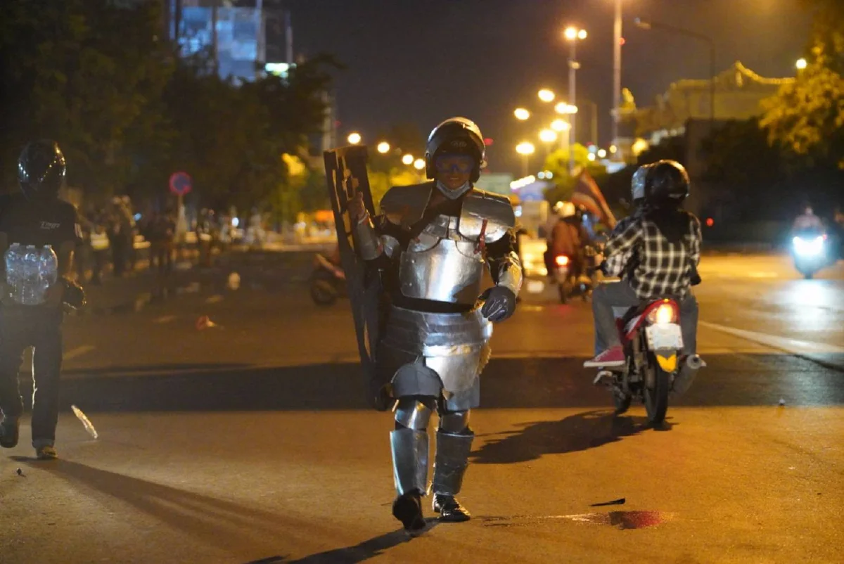 ม็อบจุดไฟเผาซุ้มประตูจุดทางขึ้นด่วนดินแดง