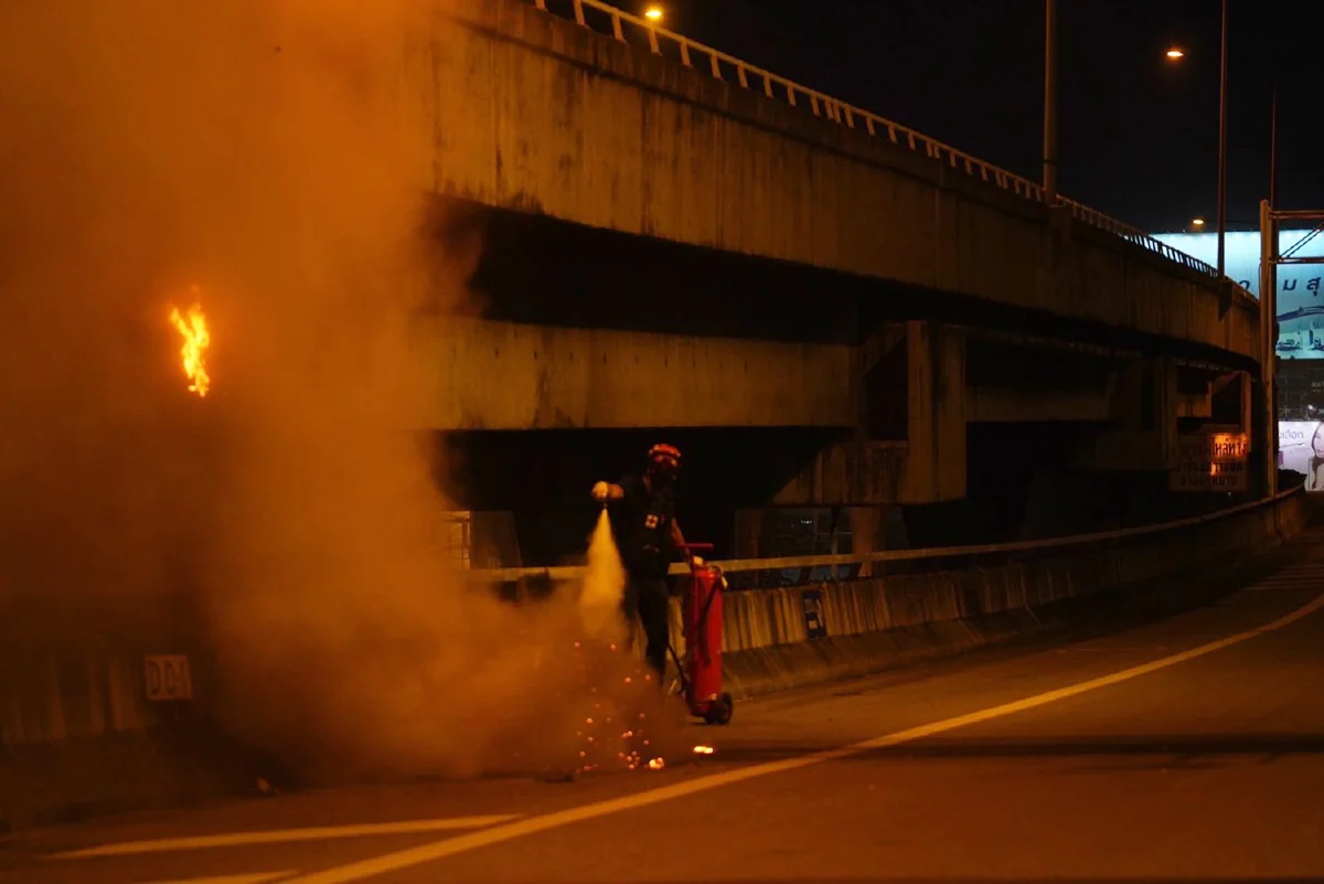 ม็อบจุดไฟเผาซุ้มประตูจุดทางขึ้นด่วนดินแดง