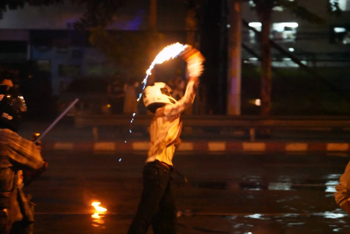 ม็อบจุดไฟเผาซุ้มประตูจุดทางขึ้นด่วนดินแดง