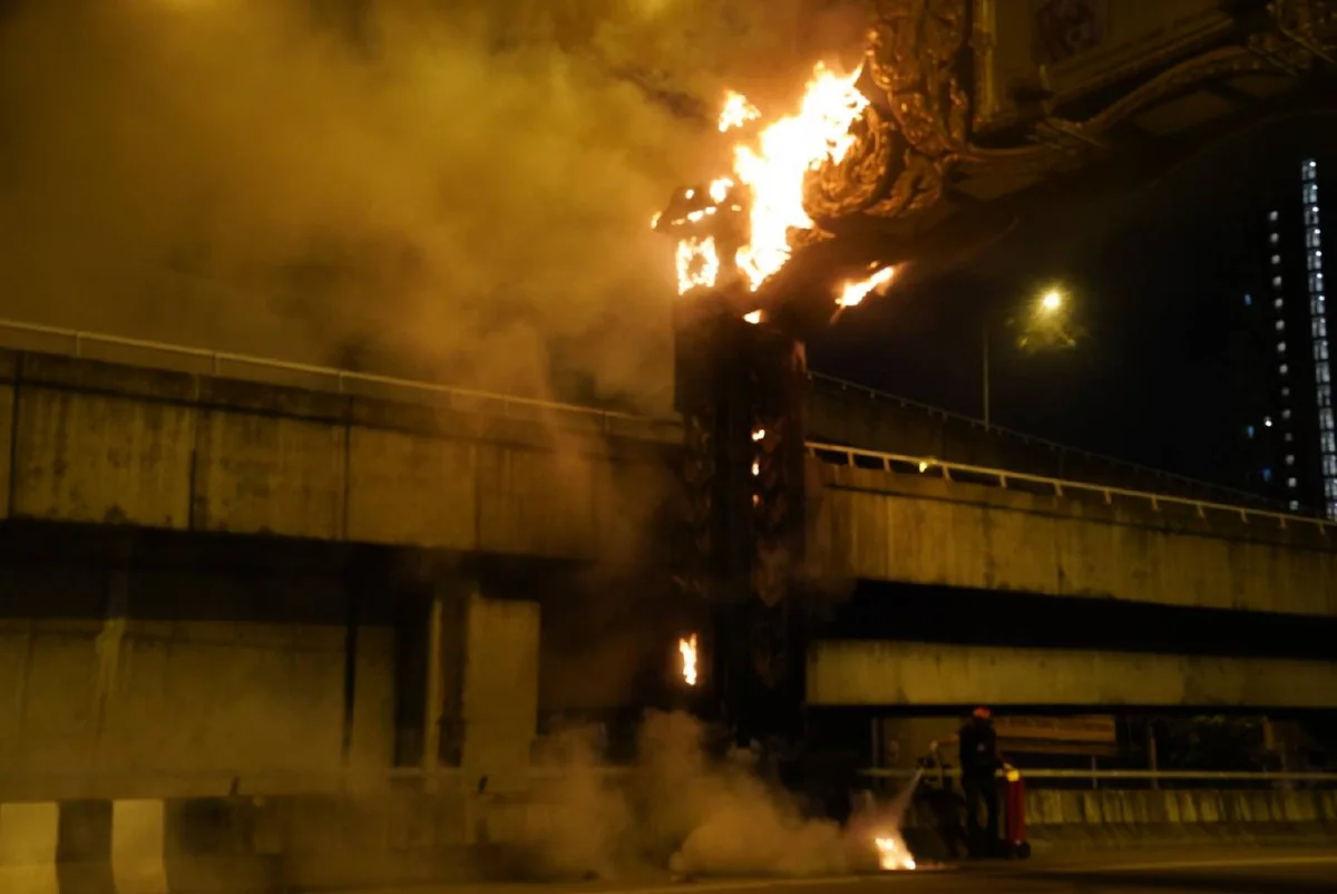 ม็อบจุดไฟเผาซุ้มประตูจุดทางขึ้นด่วนดินแดง