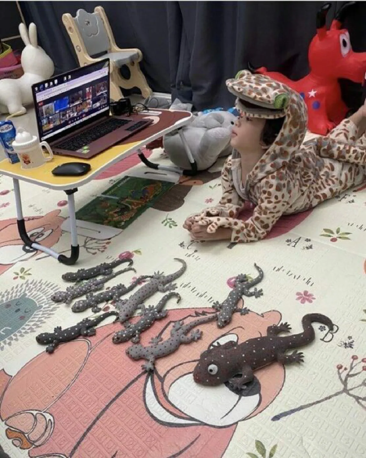 “น้องโพธิ์” ลูกชาย "ชาคริต" ขนเพื่อนๆ 'ตุ๊กแก' มาเรียนออนไลน์ด้วยกัน 