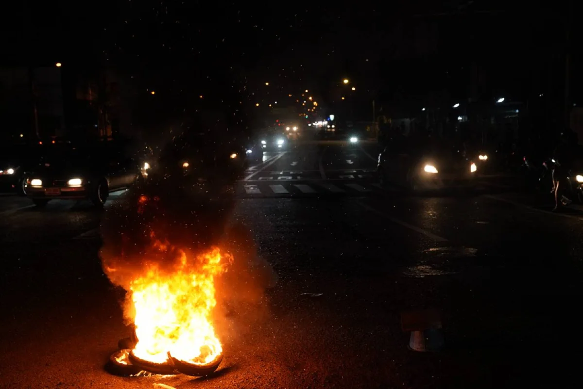 มวลชนรวมตัวดินแดง เผายางรถยนต์ใต้ทางด่วน