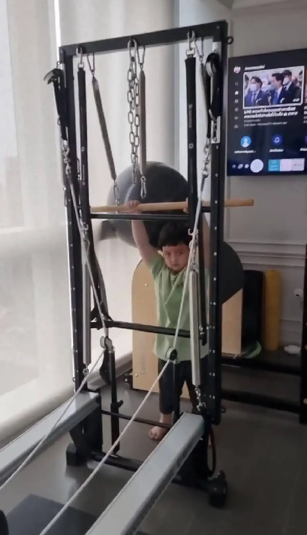 "พายุ" น่าเอ็นดู ฟิตแต่เช้าออกกำลังกายที่บ้านแบบชิลๆ 