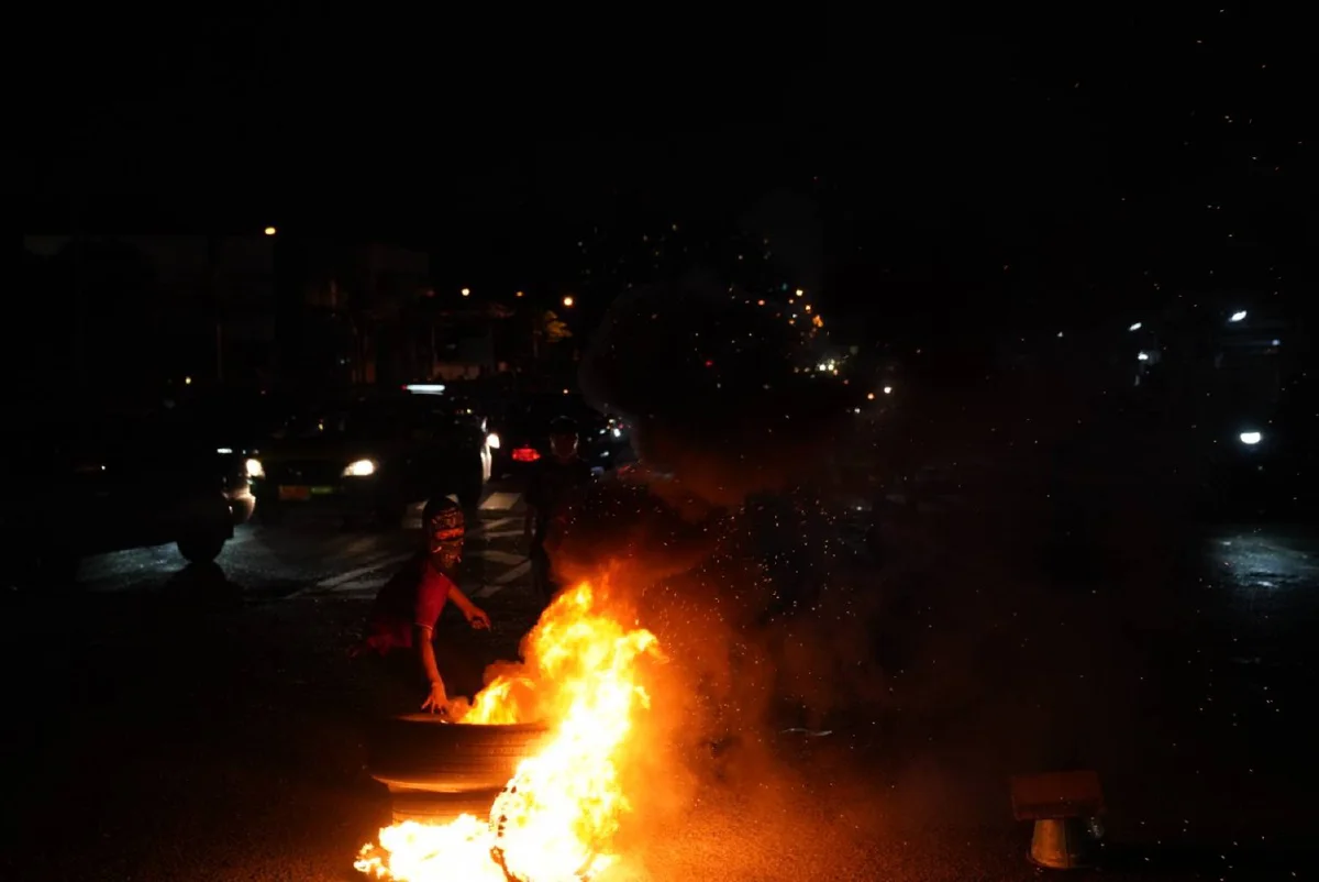 มวลชนรวมตัวดินแดง เผายางรถยนต์ใต้ทางด่วน