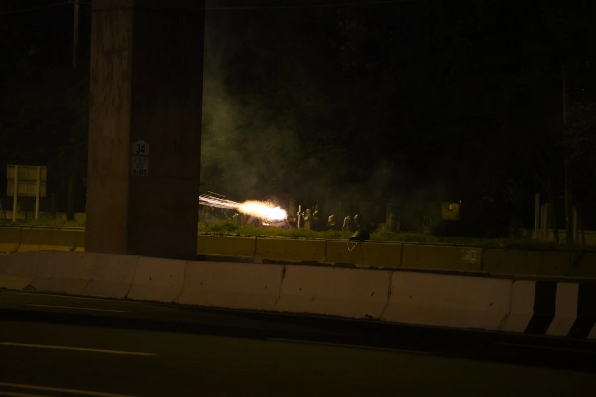 ทะลุแก๊สยุติชุมนุม มวลชนบางส่วนไม่ยอมเลิก เปิดฉากปะทะคฝ.