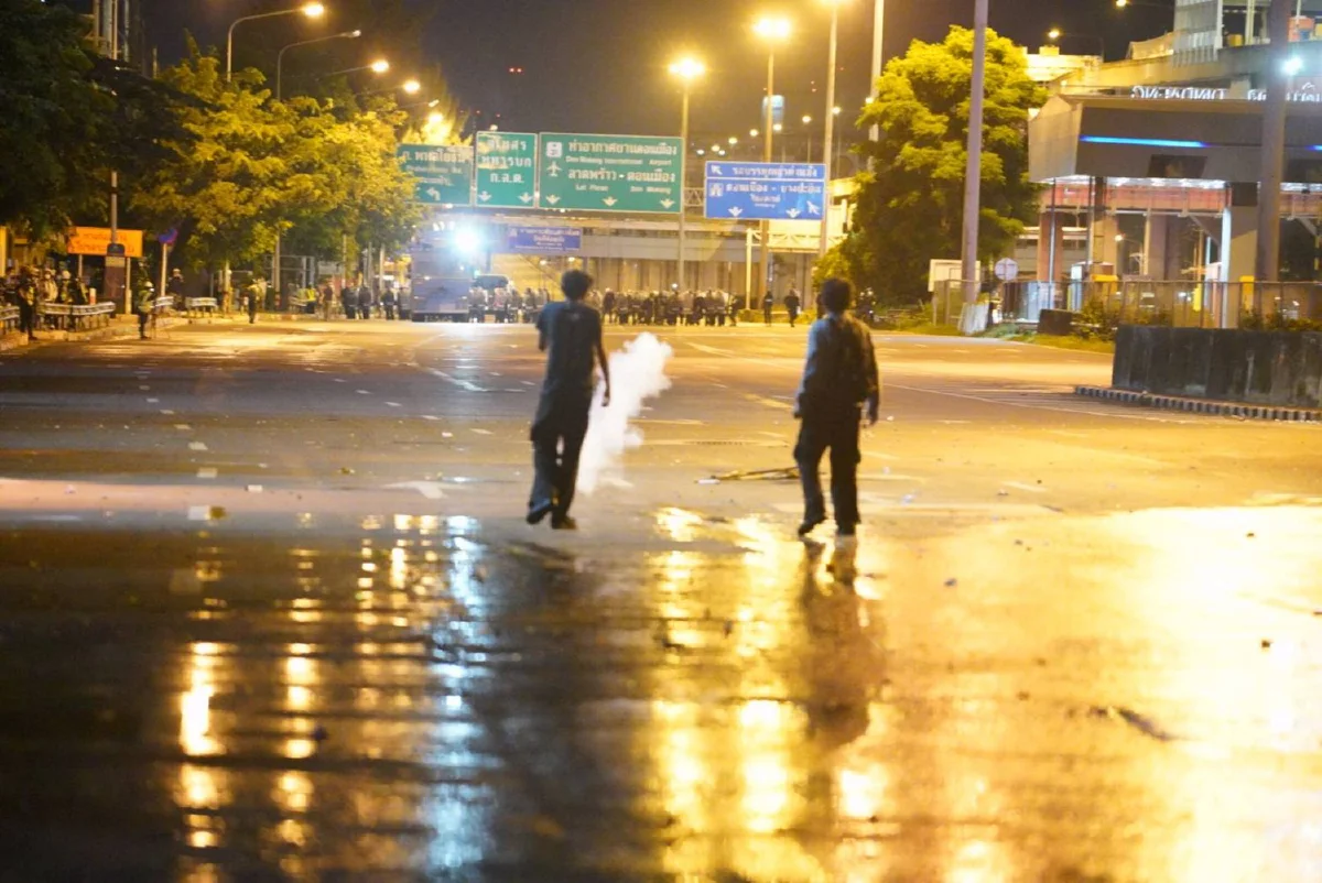 ม็อบจุดไฟเผาซุ้มประตูจุดทางขึ้นด่วนดินแดง