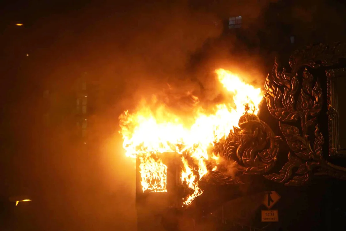 ม็อบจุดไฟเผาซุ้มประตูจุดทางขึ้นด่วนดินแดง