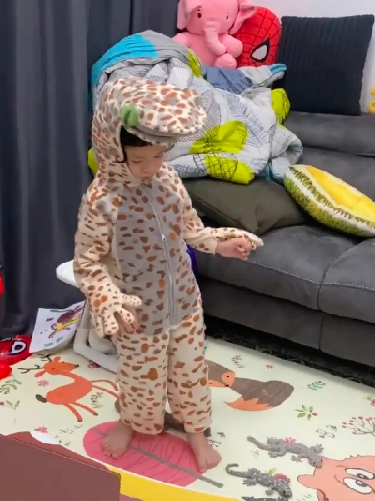 “น้องโพธิ์” ลูกชาย "ชาคริต" ขนเพื่อนๆ 'ตุ๊กแก' มาเรียนออนไลน์ด้วยกัน 