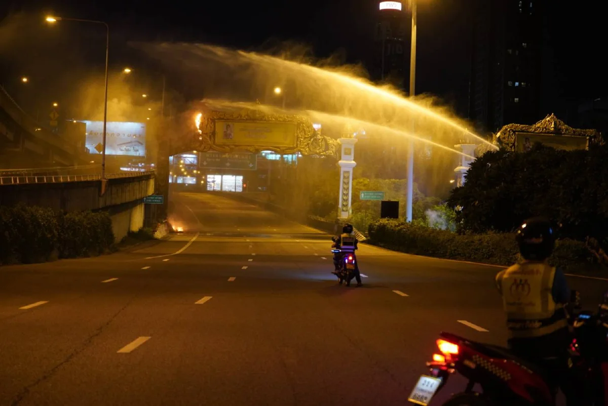 ม็อบจุดไฟเผาซุ้มประตูจุดทางขึ้นด่วนดินแดง