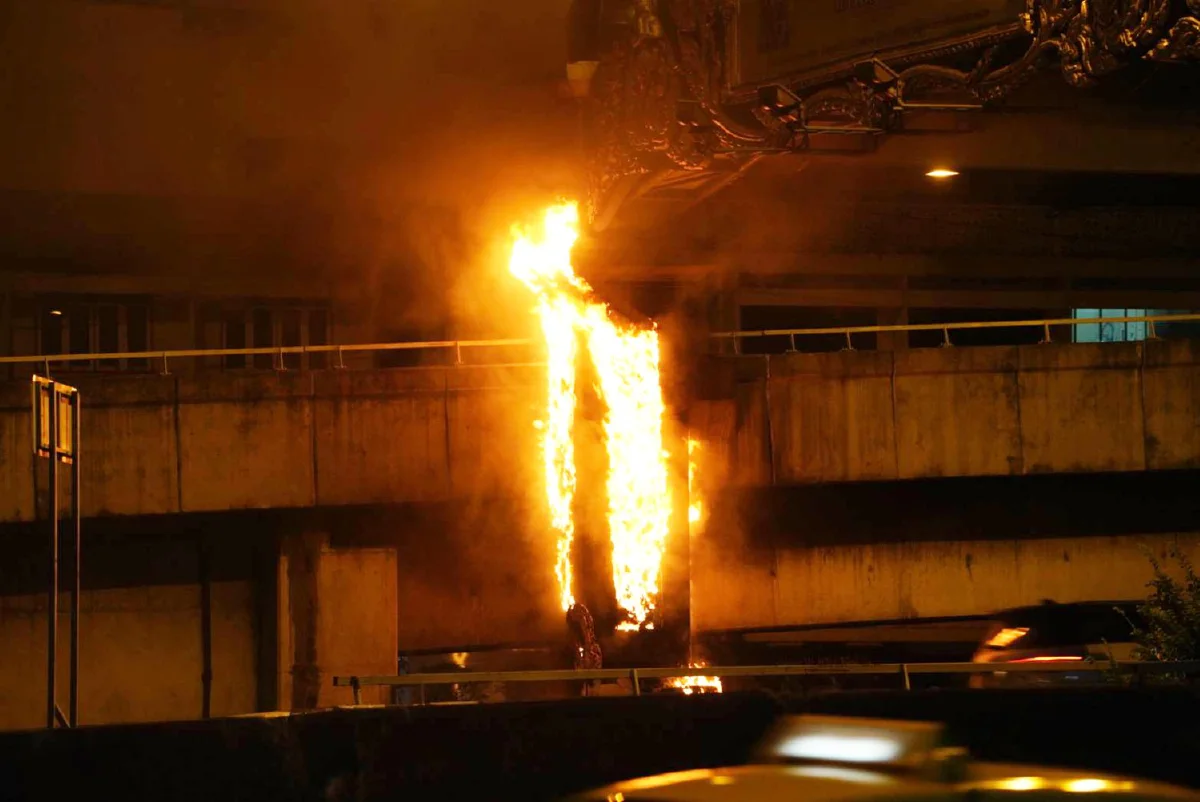 ม็อบจุดไฟเผาซุ้มประตูจุดทางขึ้นด่วนดินแดง