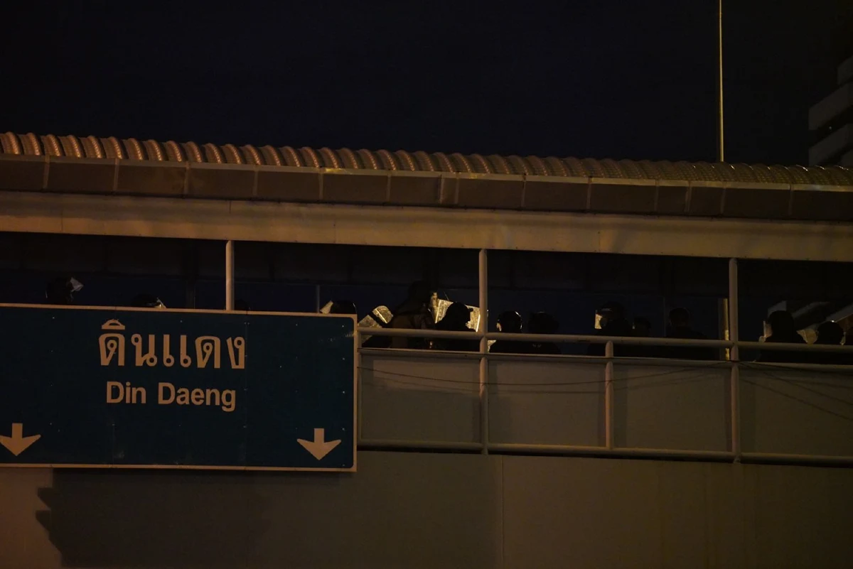 ทะลุแก๊สยุติชุมนุม มวลชนบางส่วนไม่ยอมเลิก เปิดฉากปะทะคฝ.