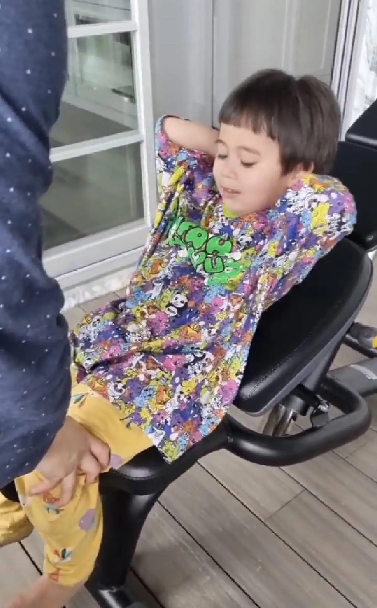 "พายุ" น่าเอ็นดู ฟิตแต่เช้าออกกำลังกายที่บ้านแบบชิลๆ 