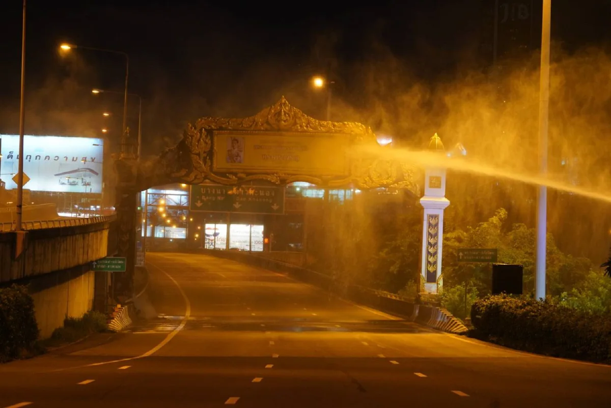 ม็อบจุดไฟเผาซุ้มประตูจุดทางขึ้นด่วนดินแดง