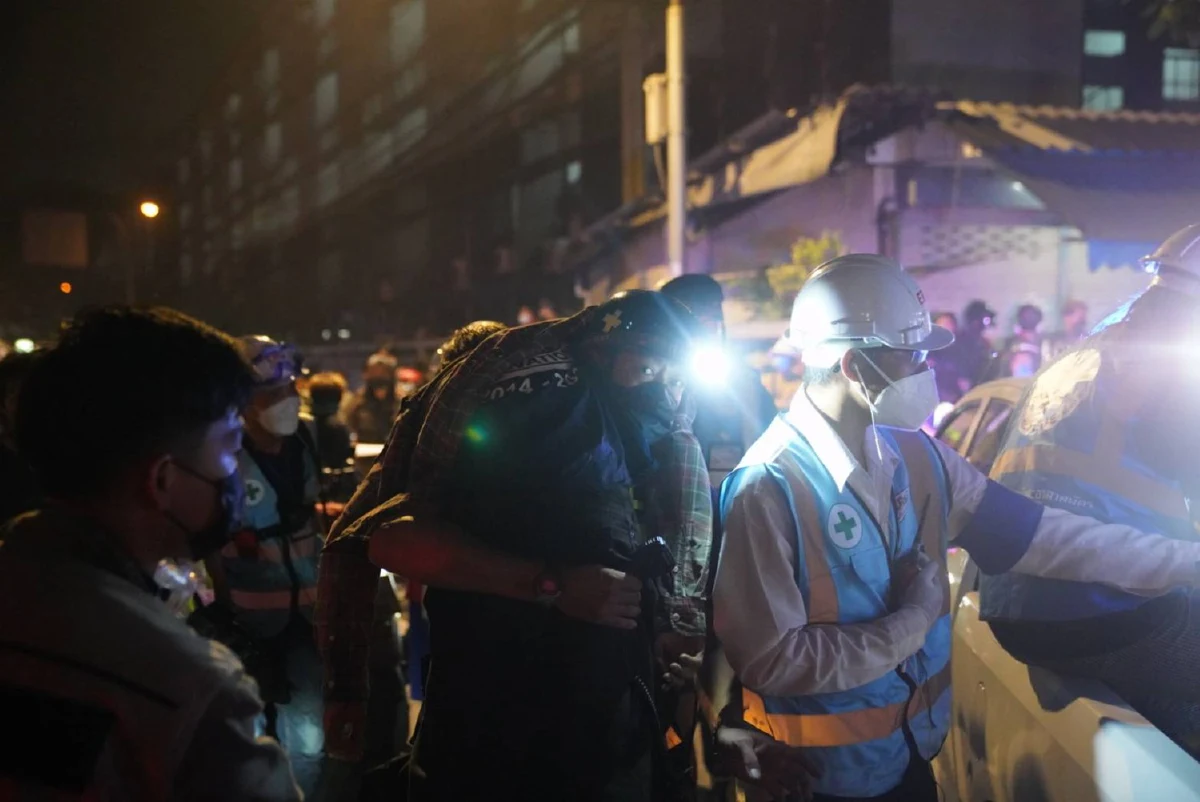 ทะลุแก๊สยุติชุมนุม มวลชนบางส่วนไม่ยอมเลิก เปิดฉากปะทะคฝ.